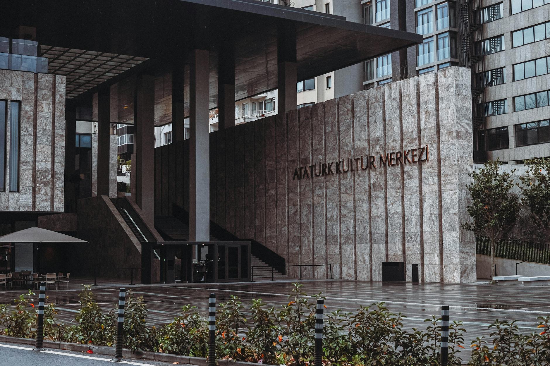 アタテュルク文化センターでオペラやバレエをスマートに鑑賞するための予約手順と大人のドレスコード