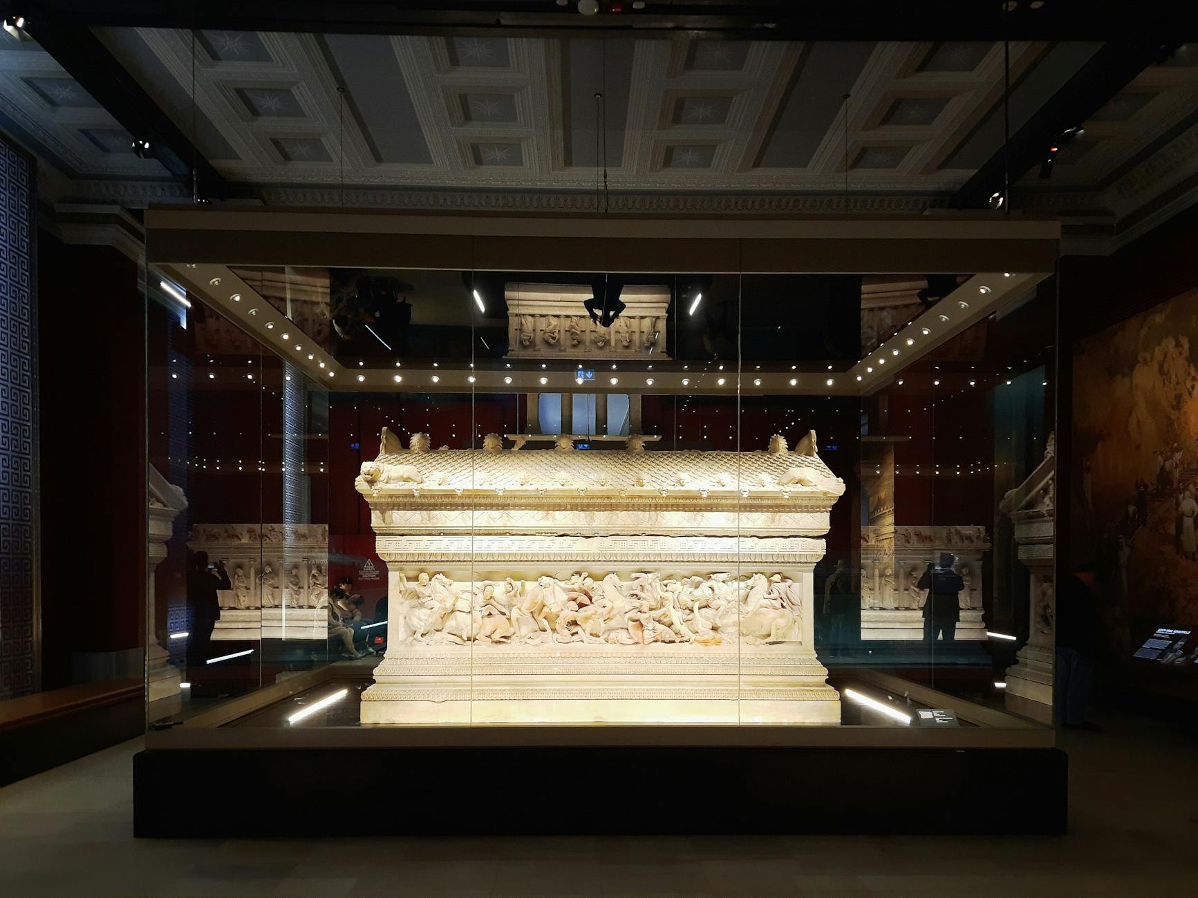 ガラスケースに収められた有名なアレクサンダー大王の石棺。