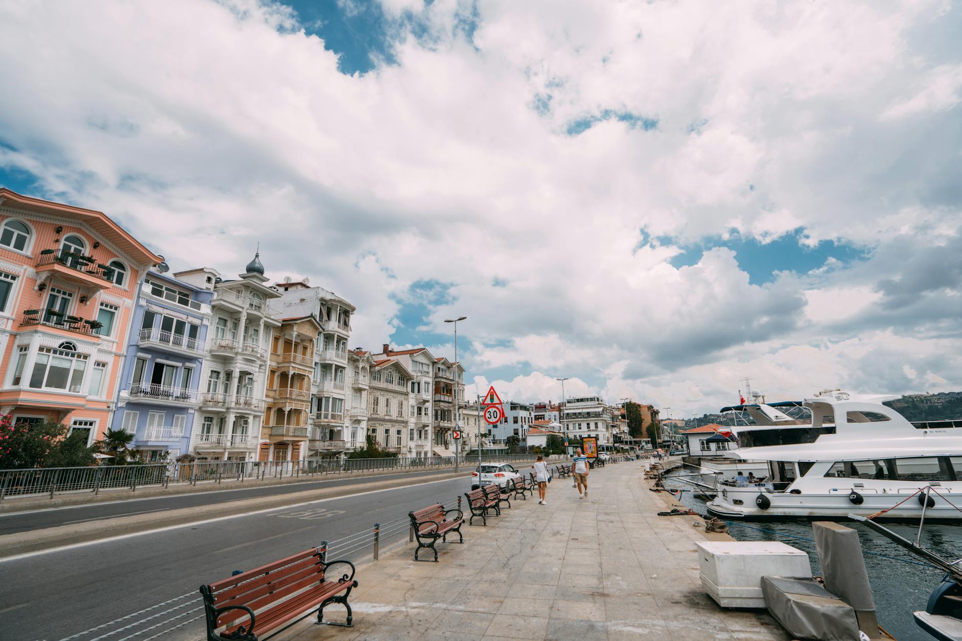 イスタンブール、アルナヴットキョイのボスポラス海峡沿いの遊歩道と色鮮やかな歴史的な木造洋館（ヤリ）