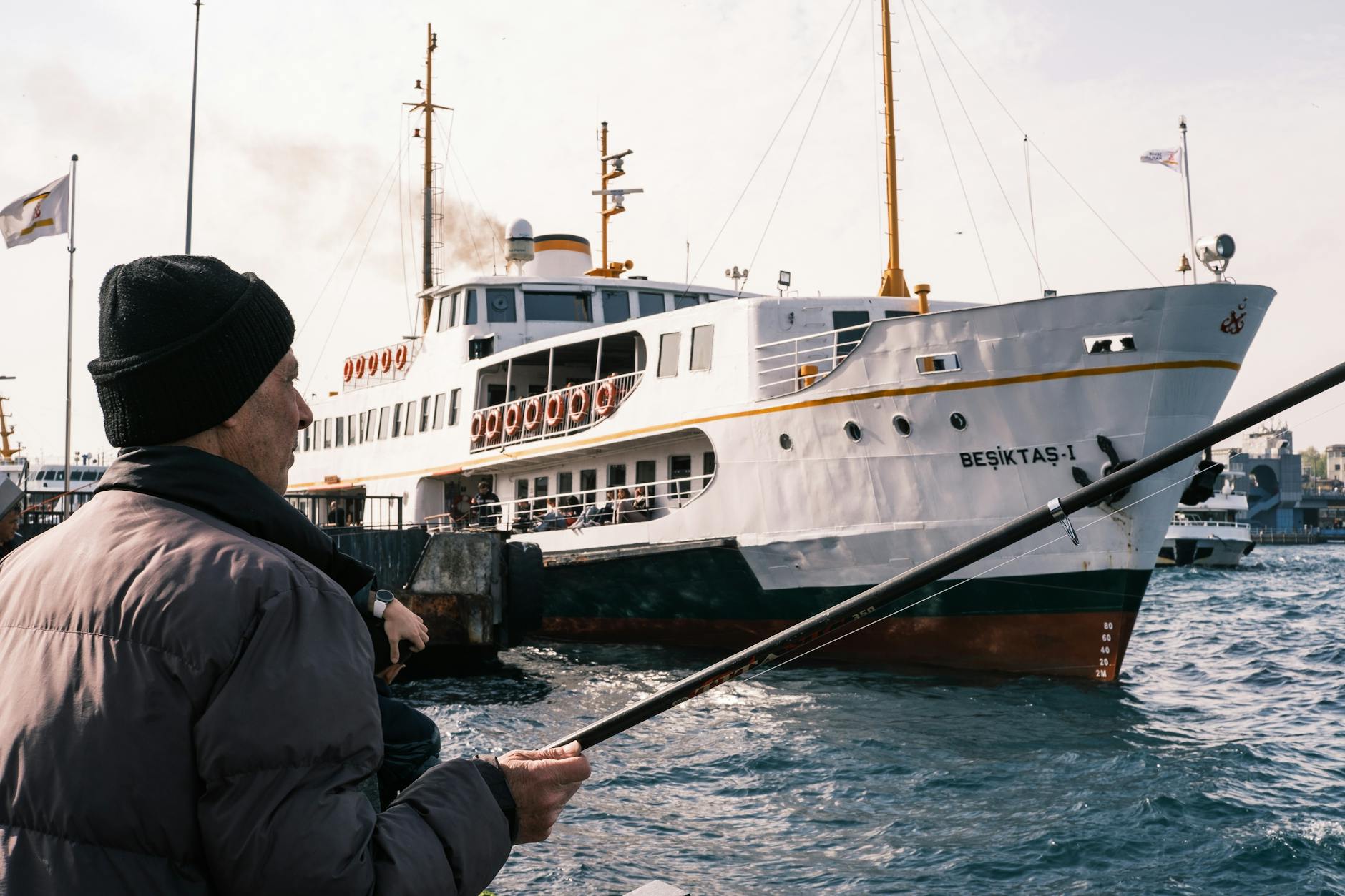 庶民の活気に満ちたベシクタシュの市場から華麗なドルマバフチェ宮殿まで歩く散策プラン