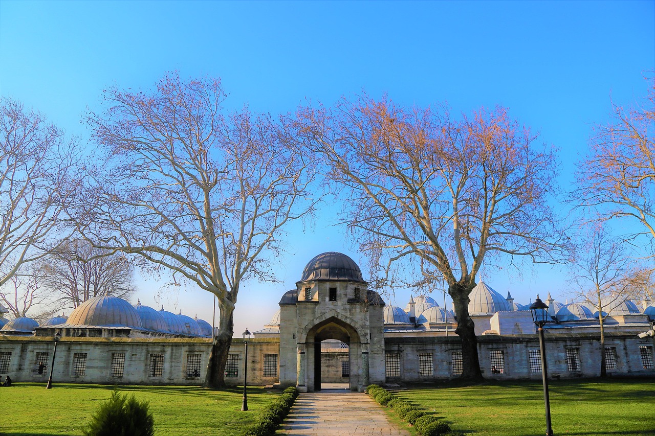 オスマン帝国の面影を残すベヤズット・モスク周辺の歴史的建造物。