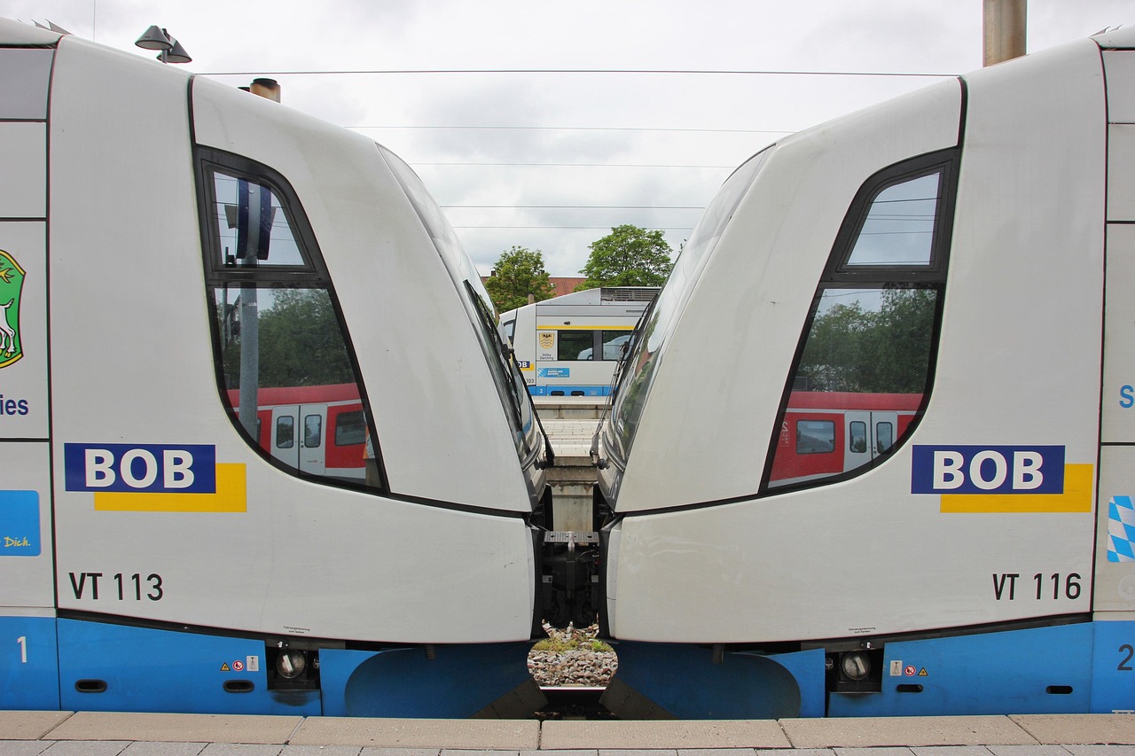 連結された白い車体が特徴的なバイエルンの地方鉄道車両。