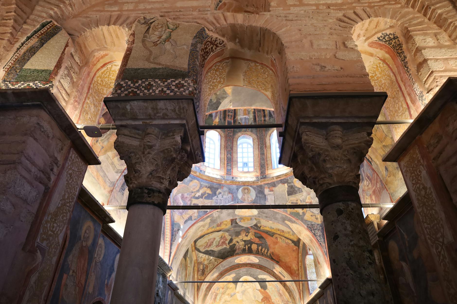 修復を終えたカリエ・モスクで14世紀の黄金モザイクと静寂の美を辿る