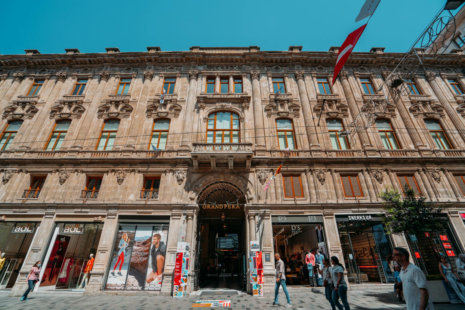 精緻な装飾が施されたグランドペラの豪華な歴史的建造物の外観。