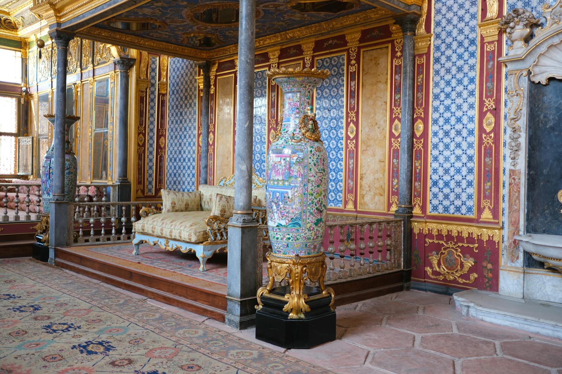 当時の宮廷生活を彷彿とさせる豪華な調度品が並ぶ宮殿の間。