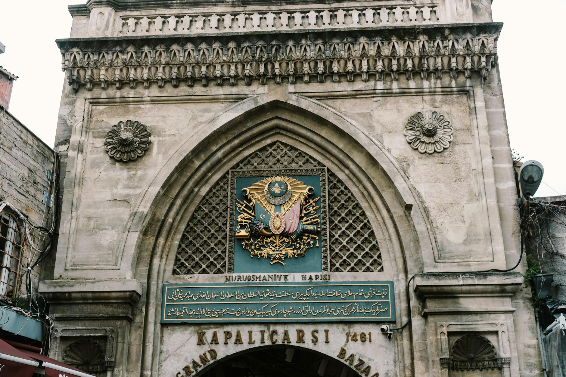 オスマン帝国の紋章が刻まれたグランドバザールの歴史ある門。