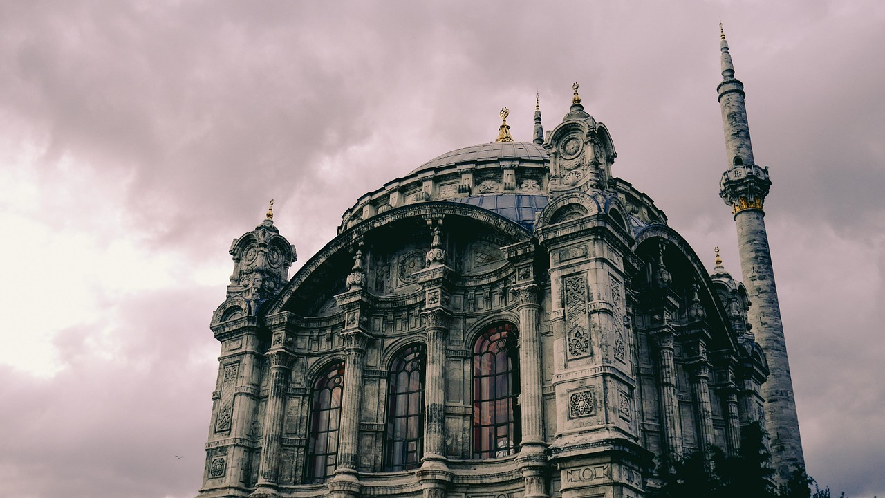 ベシクタシュの市場からユルドゥズ公園の森を抜けてオルタキョイへ至る海辺と緑の散策ルート
