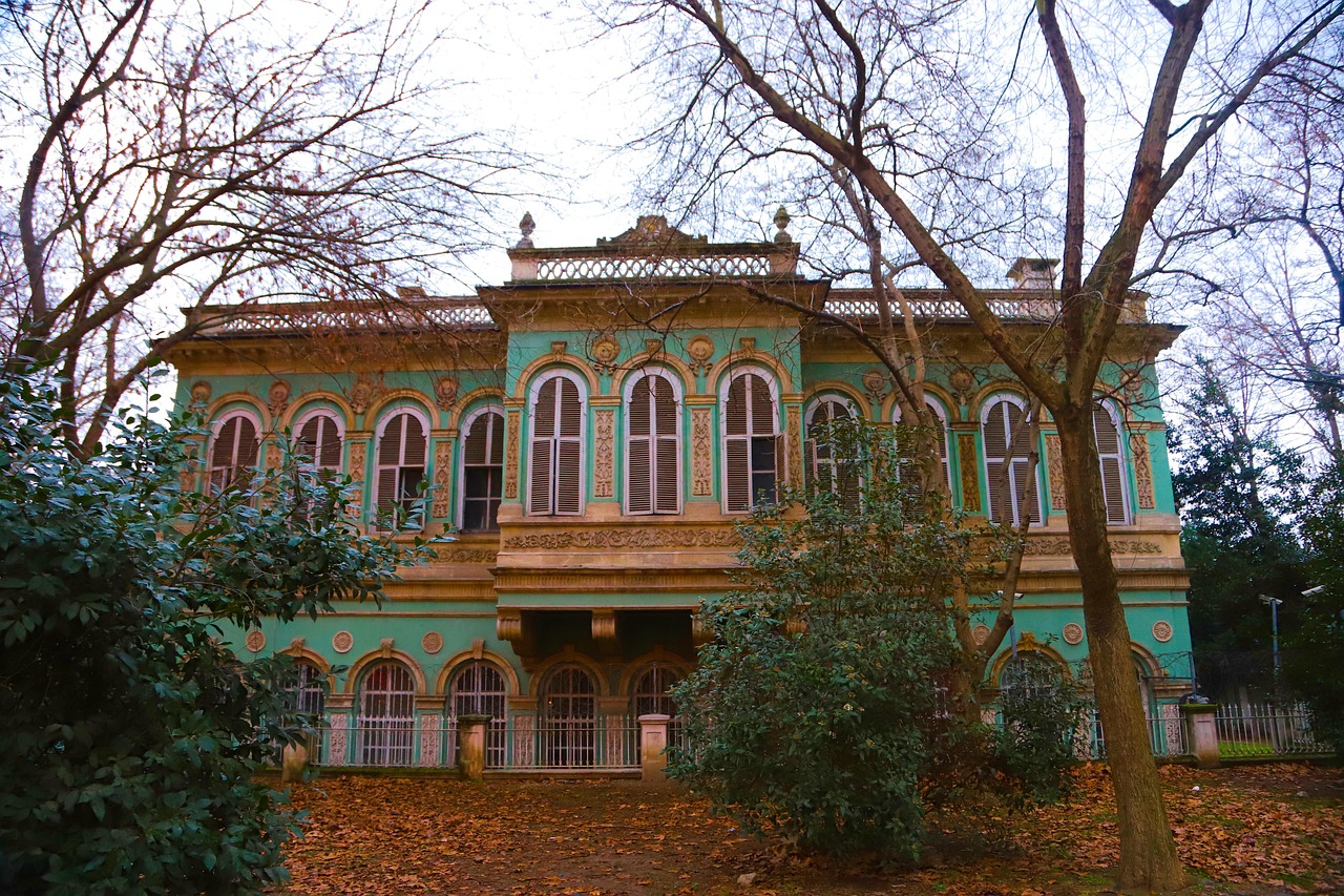 オスマン帝国の宮廷文化を象徴する優雅な装飾が施された歴史的な洋館。