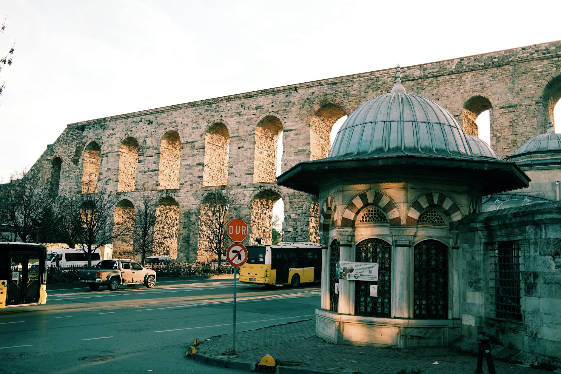 伝統的な装飾が施された建物の背後にそびえ立つヴァレンス水道橋。