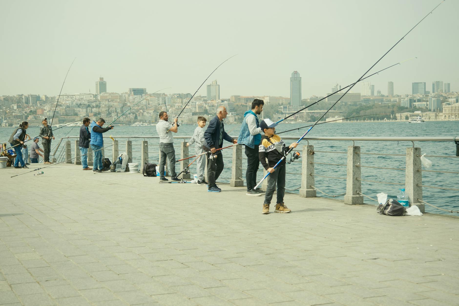 ユスキュダルの遊歩道で釣りを楽しむ地元の人々の日常。