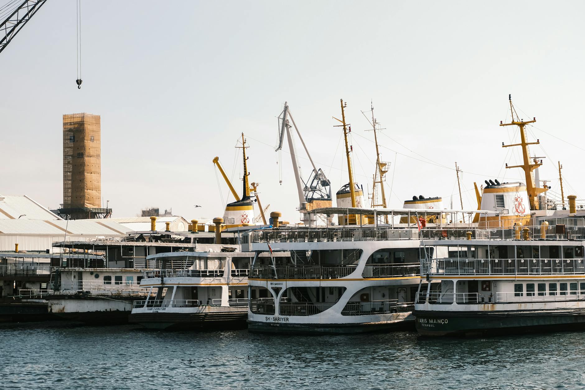 サリエルの港に停泊するボスポラス海峡の連絡船。