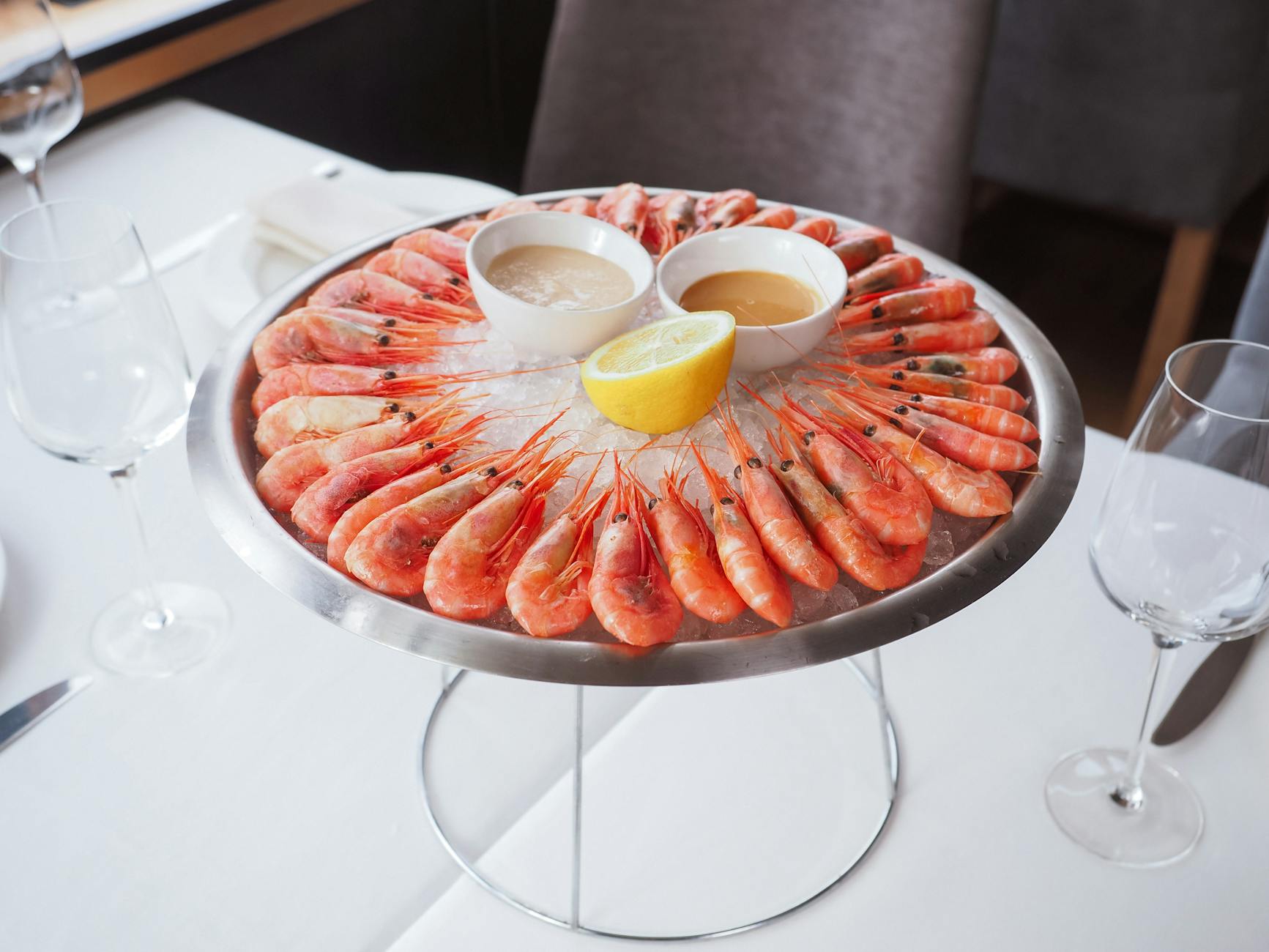 レストランのテーブルで提供される氷の上の豪華な海老料理。