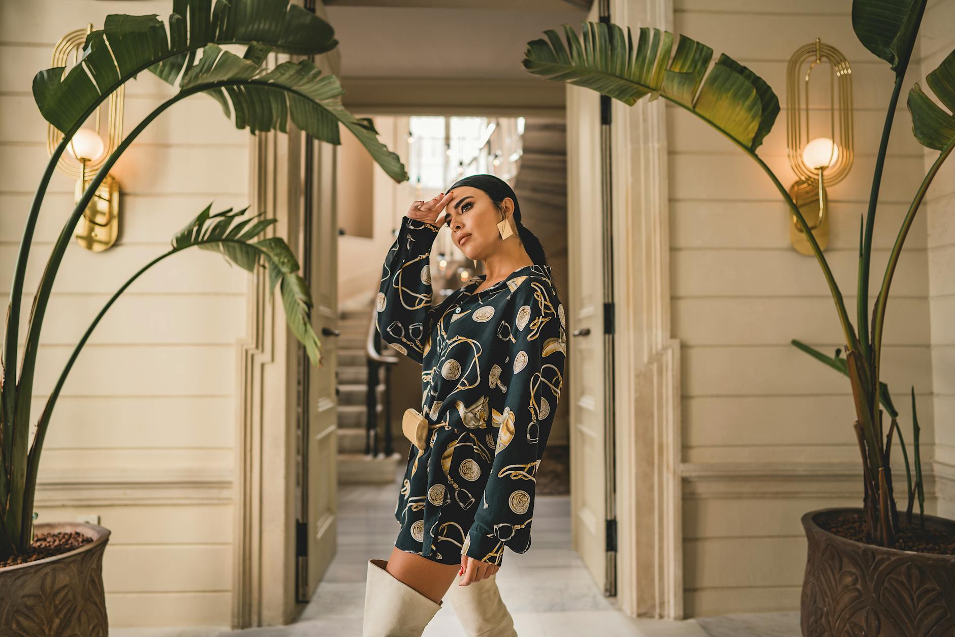 バグダット通りのショップで買い物を楽しむファッショナブルな女性。