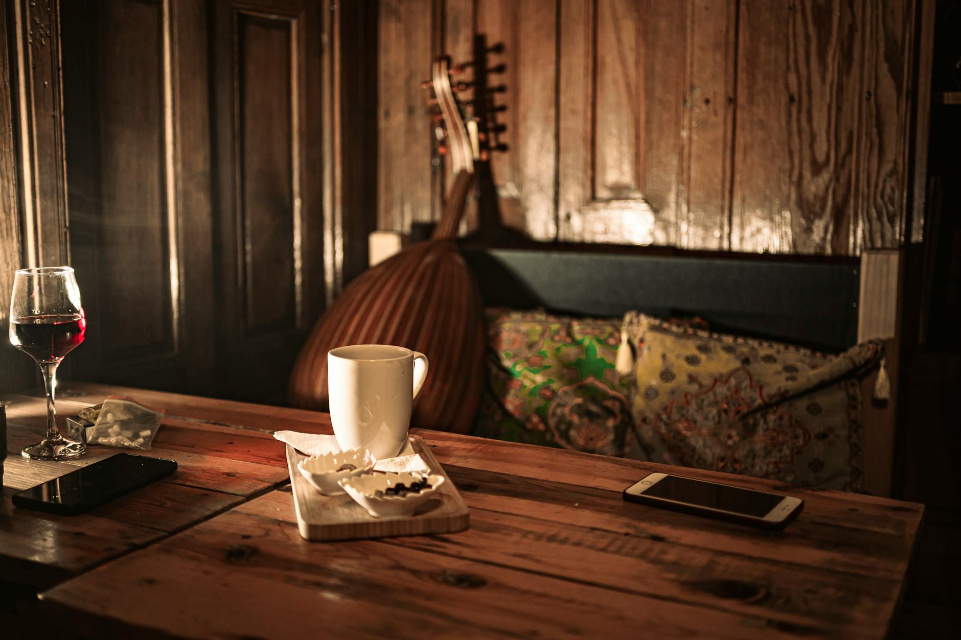 伝統楽器のある店内で静かに楽しむ赤ワインの時間。