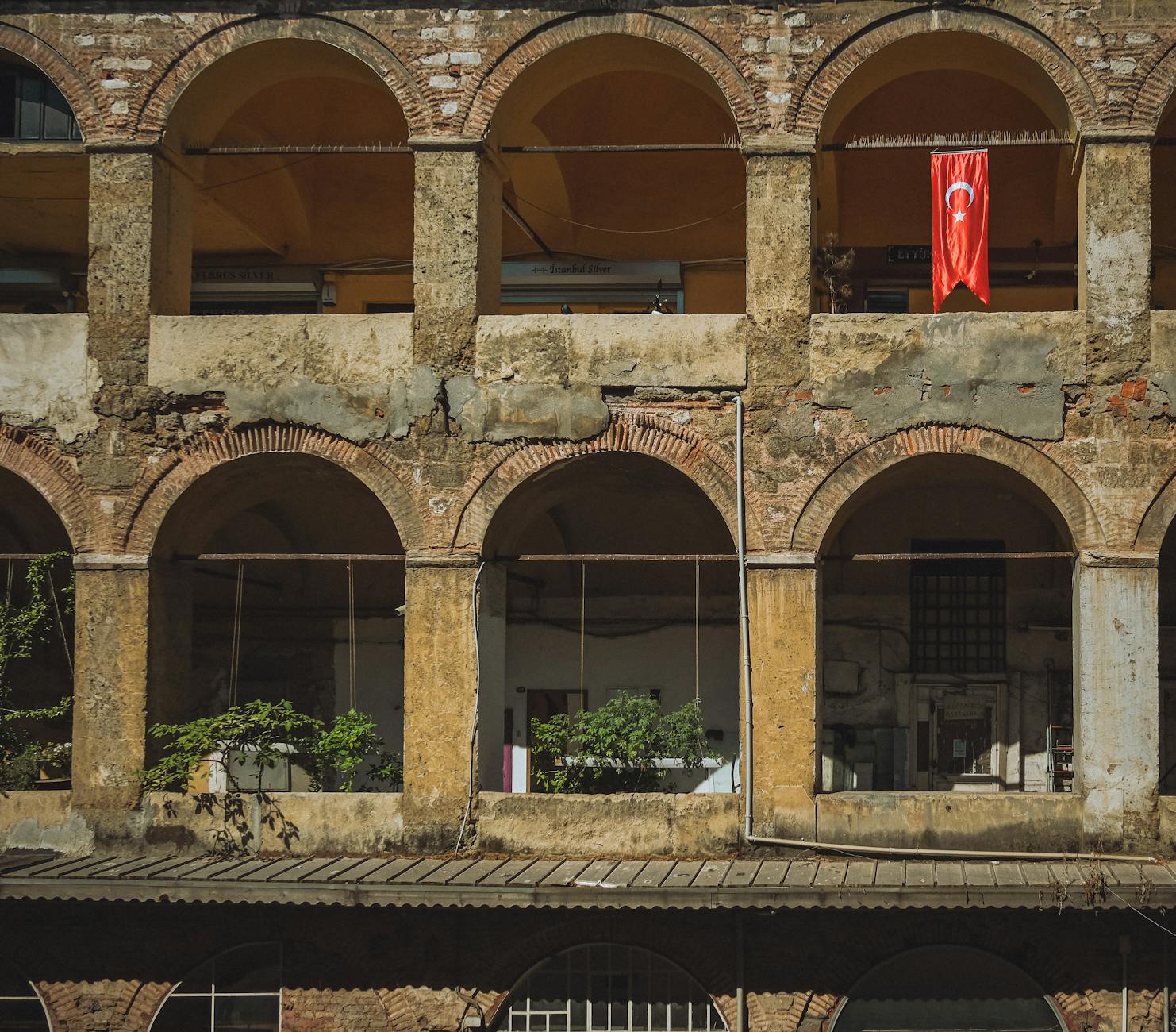 オスマン帝国の商いの面影を残すエミノニュの大隊商宿ヴァーリデ・ハンを歩く