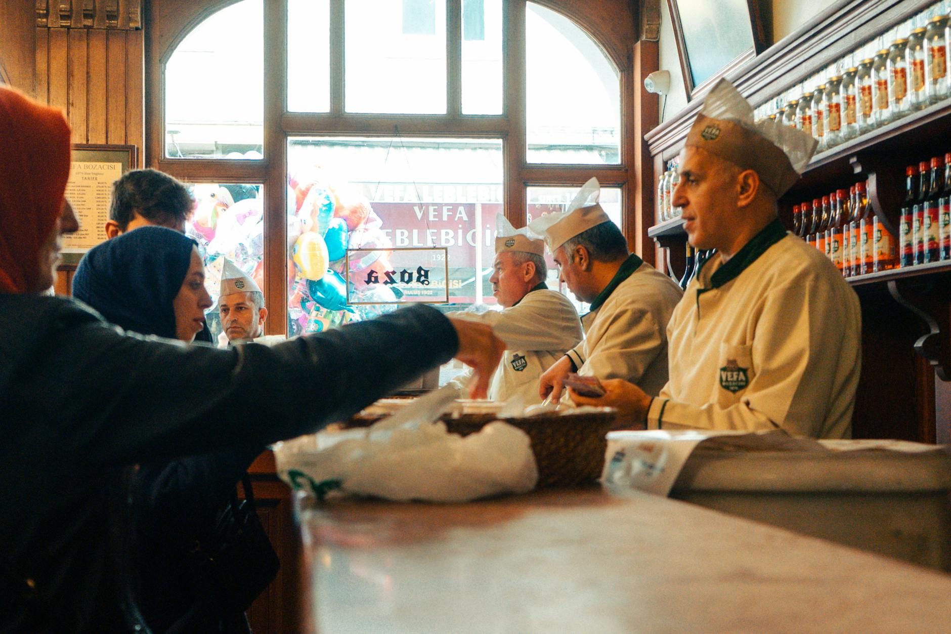 歴史が息づくヴェファ地区で冬の風物詩ボザとサレップを嗜む老舗巡りの流儀