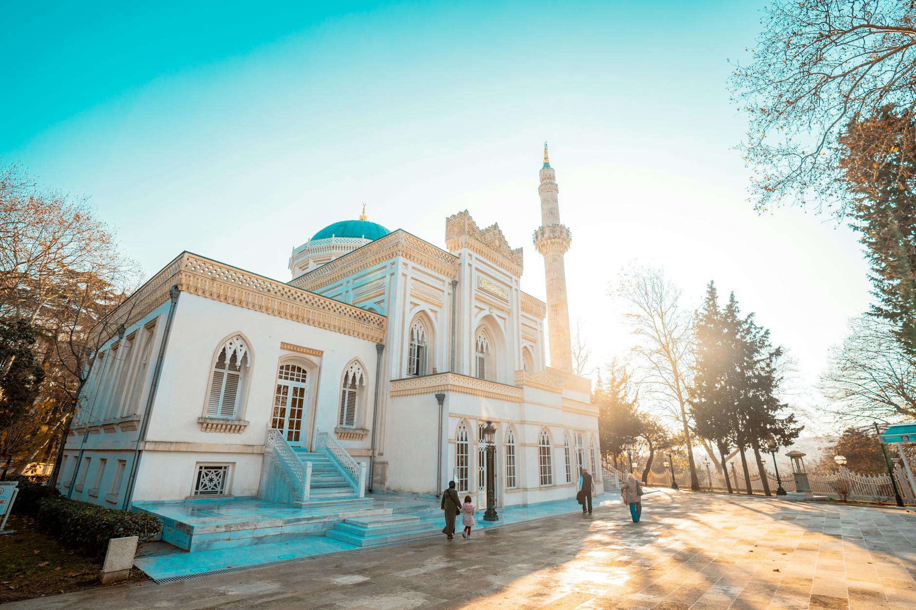 青空の下に美しくそびえ立つユルドゥズ・ハミディエ・モスク。